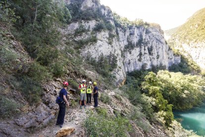 Bombers i geòlegs de l’ICGC van inspeccionar la zona per saber l’envergadura del despreniment.