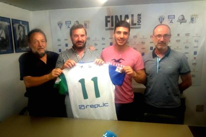 Maxi Oruste sostiene la camiseta del Llista entre Enric Duch y Albert Folguera.