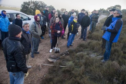 Un centenar de voluntarios ha respondido a la convocatoria