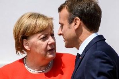 Merkel i Macron activen la reforma de l'eurozona