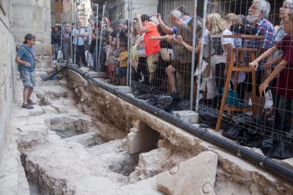 Visita guiada a la excavación en la plaza Major de Tàrrega en busca de indicios del templo románico.