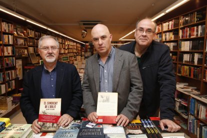 Presentación  -  La librería Punt de Llibre acogió ayer la presentación de ‘El sindicat de l’oblit’, de Albert Villaró (La Seu d’Urgell, 1964), que corrió a cargo del director ejectivo del Grup SEGRE, Juan Cal, y de Vidal Vidal, artic ...