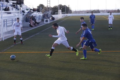 Un jugador del Borges persegueix la pilota davant la pressió de dos jugadors del Bellvitge. 