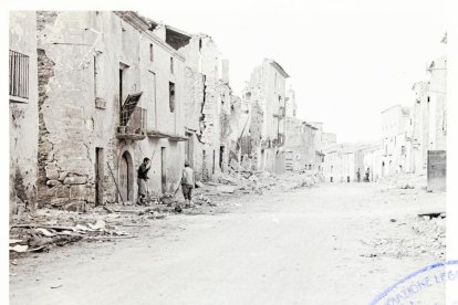 A l’esquerra, els efectes dels bombardejos a les Borges. A la dreta, Teresa Soler i Josep Bellet, testimonis de la Guerra a les Borges i Castelldans, respectivament.