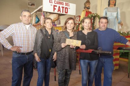 Un momento de la entrega del carro de alimentos al consistorio, que beneficiará al Centre de Serveis. 