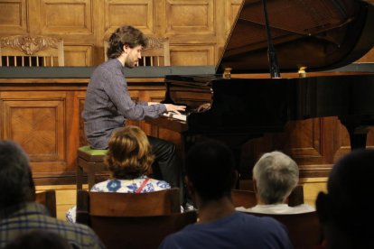 Un moment del concert del pianista Marc Heredia ahir a l’Aula Magna de l’IEI.