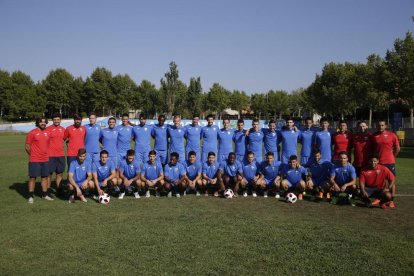 Jugadores y miembros del cuerpo técnico del Lleida posaron ayer en la primera fotografía de conjunto de la temporada que empieza el domingo.