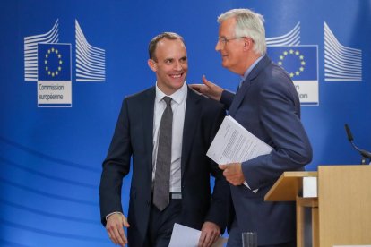 Imatge d’arxiu de Dominic Raab i Michel Barnier.