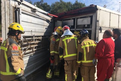 Bolca un tràiler carregat de porcs a Cervera