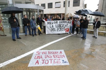 Imagen del acto de apoyo a los tres citados ayer en los juzgados de Lleida. 