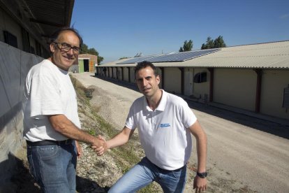 El dueño de la granja y el responsable de la instalación de energía. 