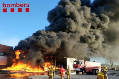 Les flames va arribar a diversos metres d’altura i van generar una intensa columna de fum.