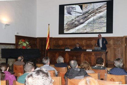 Conferència ahir del paleontòleg Luis María Chiappe a l’IEI.