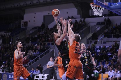 Tim Derksen intenta frenar un llançament a cistella d’un jugador rival durant el partit d’ahir.