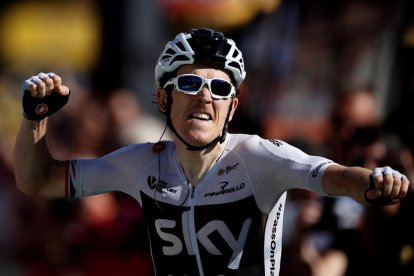 Geraint Thomas celebra la victòria a La Rosière, on a més es va vestir amb el mallot groc.