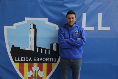 Gerard Albadalejo, al costat de l’escut del Lleida Esportiu que hi ha a l’entrada de l’estadi.