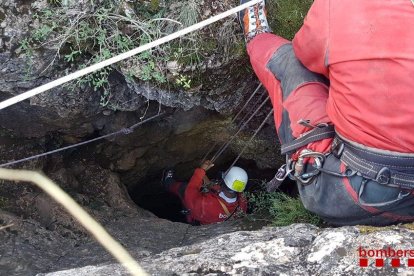 Efectivos de los GRAE de Bomberos, ayer en el rescate de una espeleóloga accidentada en Àger. 