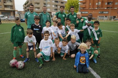 Els jugadors de Balàfia i Gardeny van posar junts abans del partit.