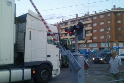 Una barrera de un paso a nivel cae sobre un camión en Tàrrega