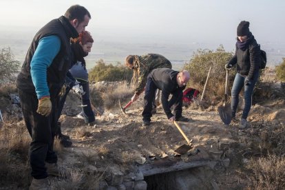 Varios voluntarios repararon la cubierta de una fosa, que había quedado dañada por la actuación de los vándalos en diciembre.