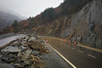 Les roques que es van desprendre del pendent a la via que uneix Vielha amb Vilamòs.