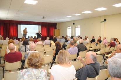 La asamblea reunió a un centenar de personas en la sala Pau Casals. 