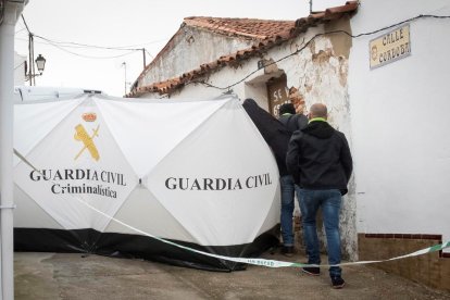 La Guàrdia Civil inspecciona l'habitatge de l'acusat del crim.