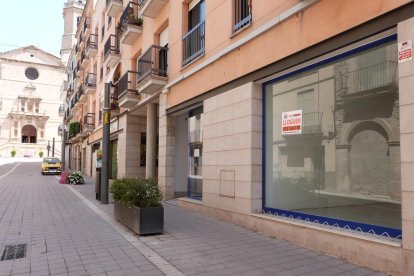 Local de lloguer en un dels carrers comercials.