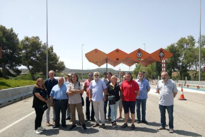 Edils i representants d’ERC concentrats ahir davant del peatge de l’AP-2 a les Borges.