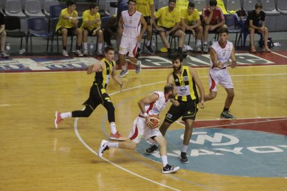 Un jugador del Palma intenta superar a otro del Pardinyes.