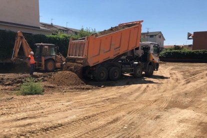 Imatge de les obres al pati de l’institut de Torrefarrera.