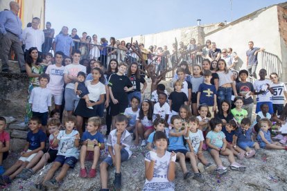 Imatge dels nens i nenes nascuts amb la Fira de l’Ametlla, ahir, al costat de l’escultura.