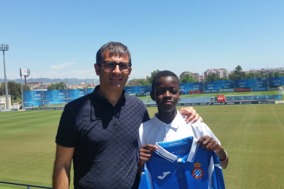 Omar Janneh con Fran Navarro en las instalaciones del Espanyol.