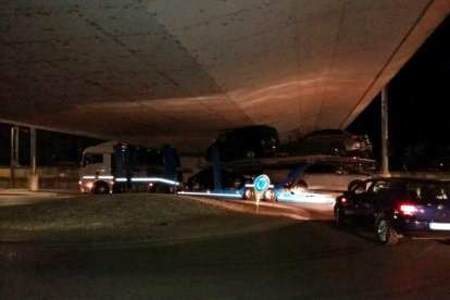 Un camió s’encalla sota el pont de les vies del tren