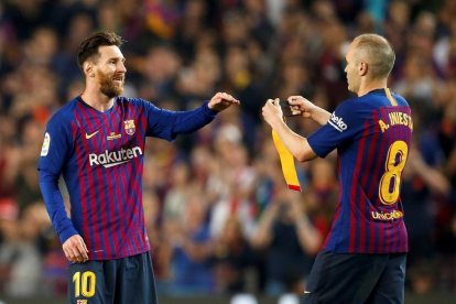 Iniesta va cedir el braçalet de capità a Messi quan el manxec va ser substituït en els últims minuts amb l’estadi corejant el seu nom.