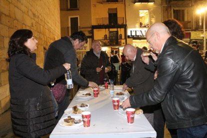 Desenes de persones van gaudir de la tradicional tupinada.                     Els alumnes del Frederic Godàs passejant ahir amb disfresses.