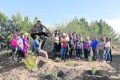 El aventurero leonés Jesús Calleja con los vecinos de Las Hurdes.