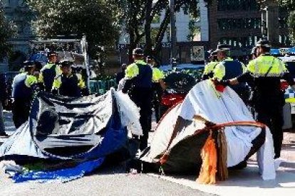 Desalojan a sintecho e independentistas de la plaza de Catalunya de Barcelona