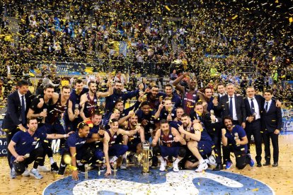 La plantilla del Barça celebra la consecució de la Copa del Rei ahir a Las Palmas.