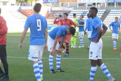 Los jugadores del Lleida muestran su decepción a la conclusión del partido, ya que la derrota ante el Barcelona B les deja con muy pocas probabilidades de jugar el play off.