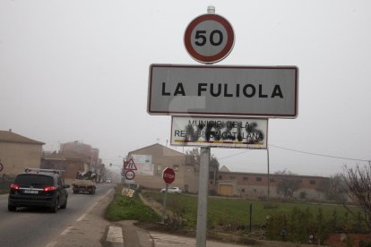 Una de las pintadas en la entrada de la población.