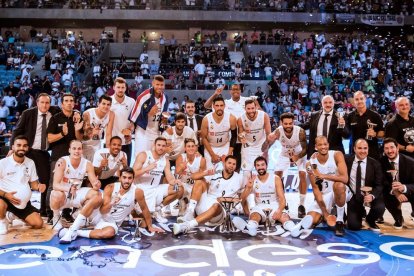 La plantilla del Real Madrid posa con el trofeo de la Supercopa.