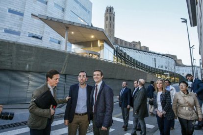 Casado, al lado de Xavier Palau delante de los juzgados del Canyeret mientras subían hacia la Seu Vella.