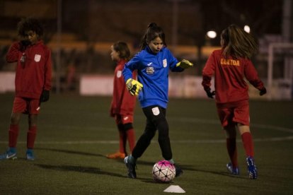 Les nenes seleccionades exercitant-se ahir a Cervera.