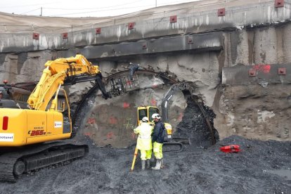 Maquinària perfora una de las bocas del túnel del Coll de Lilla.