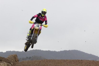 Nil Arcarons, vencedor a la categoria MXElit, durant la prova.