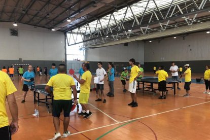 Un grupo de participantes del torneo inclusivo jugando a tenis de mesa.