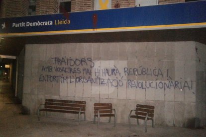 La pintada que el PDeCAT va trobar a la seua seu el dia 31.