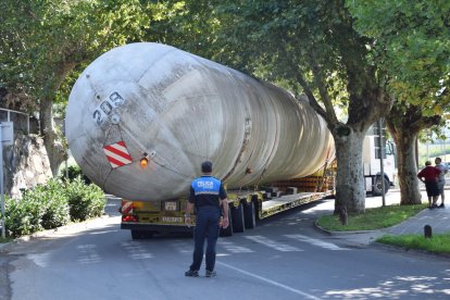 La guardia urbana reguló el tráfico mientras duraron las maniobras en La Seu d’Urgell.