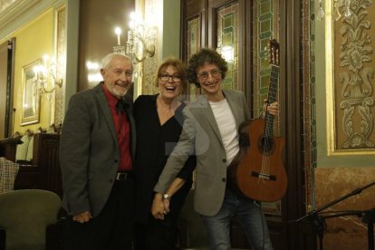 Josep Vallverdú, Mercè Sampietro i el guitarrista Eduard Iniesta, ahir a la Paeria a l'acabar el recital.